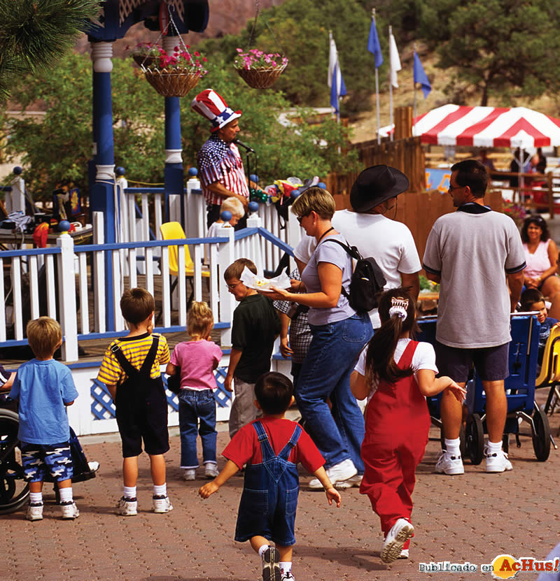 Familiesenjoyingthepark