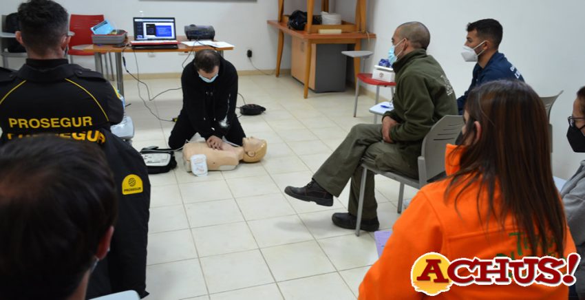 Los empleados de Terra Natura Benidorm se forman en un curso de soporte vital básico y desfibrilación