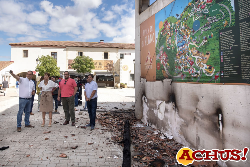 Foto Sendaviva incendio: El gerente de Sendaviva, Rubén González, muestra la zona del Pueblo a la Presidenta de Navarra, María Chivite, al vicepresidente y consejero de Presidencia, Igualdad, Función Pública e Interior, Javier Remírez; al alcalde de Arguedas, José María Pardo; la directora general de Interior, Amparo López, al director general de Comunicación, Miguel Moreno, y los máximos responsables de la Policía Foral, Servicio de Bomberos de Navarra / Nafarroako Suhiltzalieak y Protección Civil.