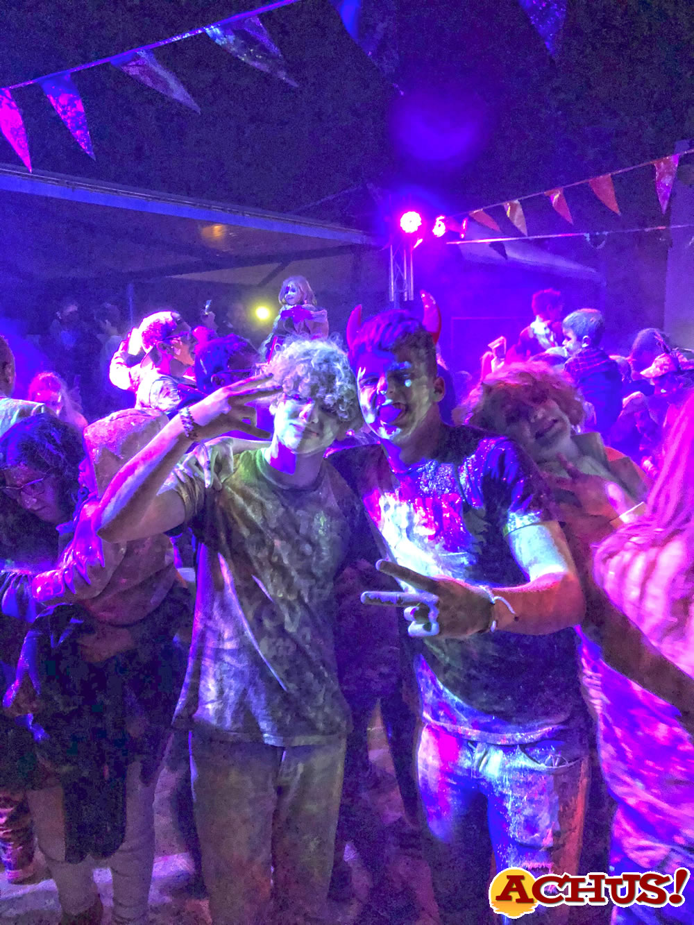 Más luz negra y polvos fluorescentes para que la fiesta Holiween de Terra Natura Benidorm brille como nunca