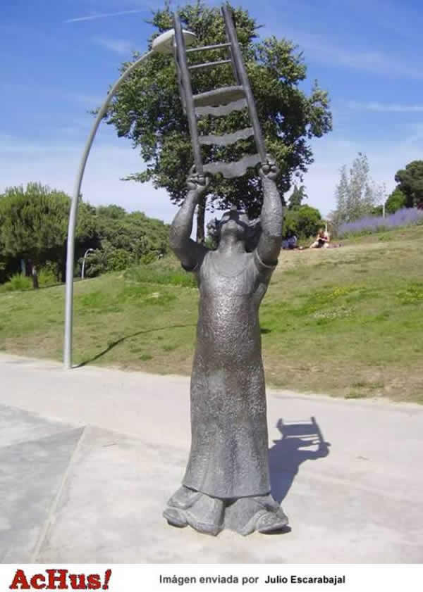 /public/fotos/Estatua-El-Pallasso-monumento-a-Charlie-Rivel-Josep-Andreu-i-Laserre.jpg
