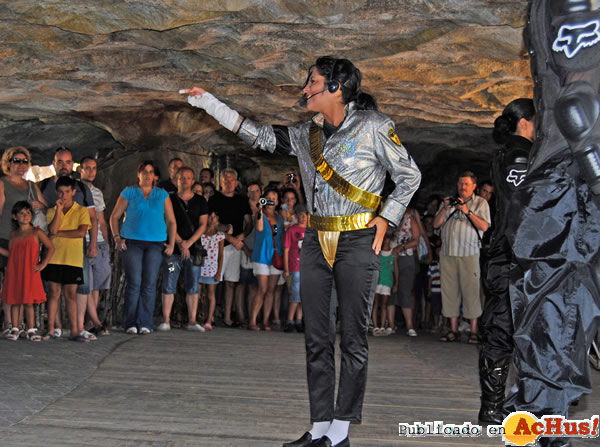 /public/fotos2/Bea-Jackson-en-la-cueva-de-Kitum.jpg