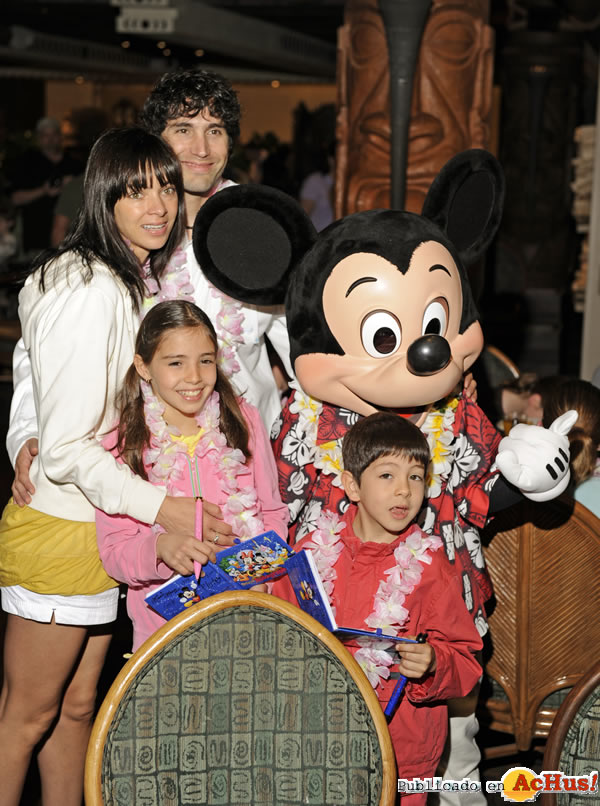 /public/fotos2/Benny-Ibarra-at-Ohana-com-Mickey.jpg