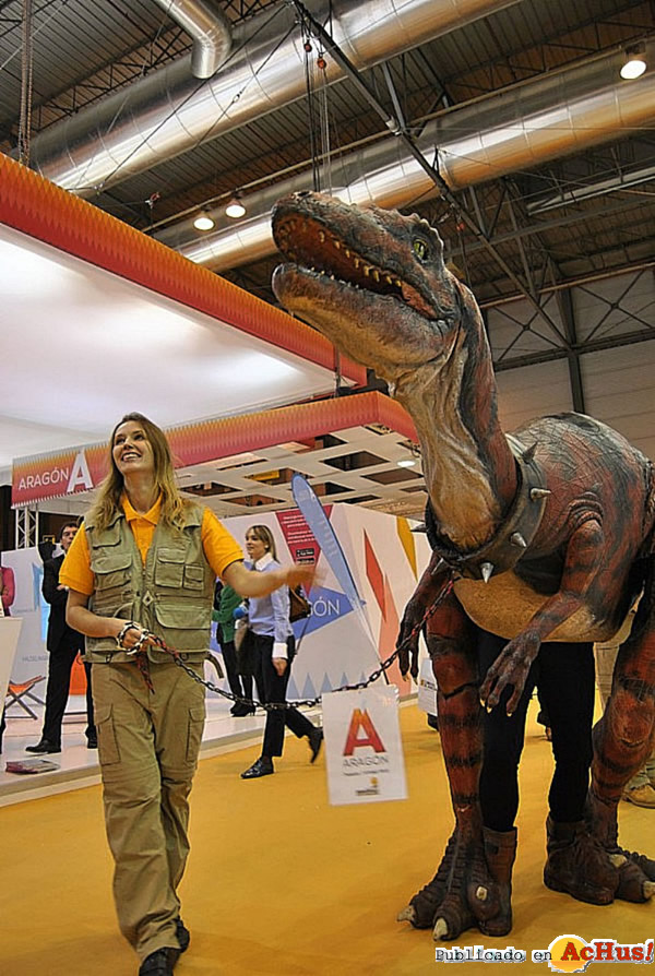 /public/fotos2/Dinosaurio-articulado-gran-realismo-FITUR.jpg