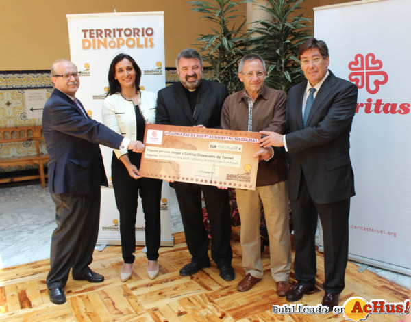 /public/fotos2/Entrega-Dinopolis-cheque-JPAS-Caritas-11062013.jpg