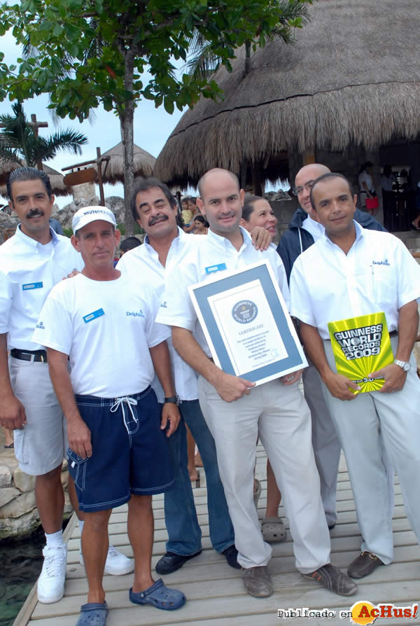 /public/fotos2/Francisco-Cordova-y-el-Staff-Delphinus-Xcaret-2.jpg