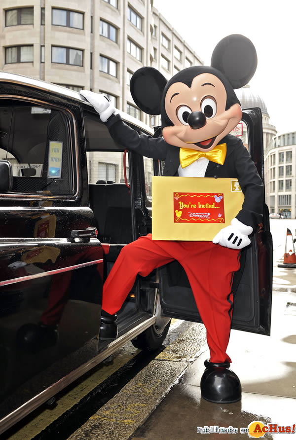 /public/fotos2/Mickey-Mousesubiendo-al-taxi.jpg