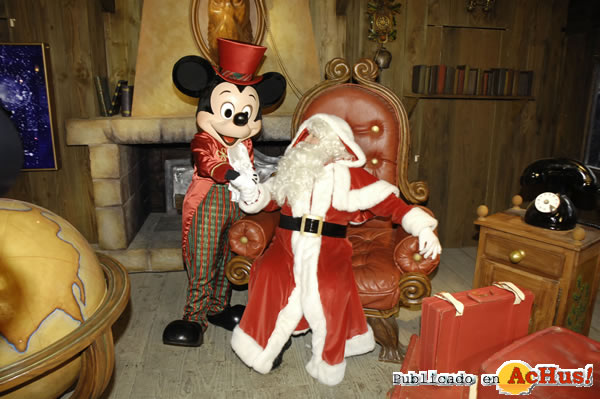 /public/fotos2/Mickey-Papa-Noel-12122010.jpg