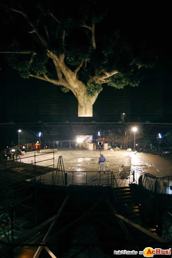 /public/fotos2/Raising-the-tree-top-08022011.jpg