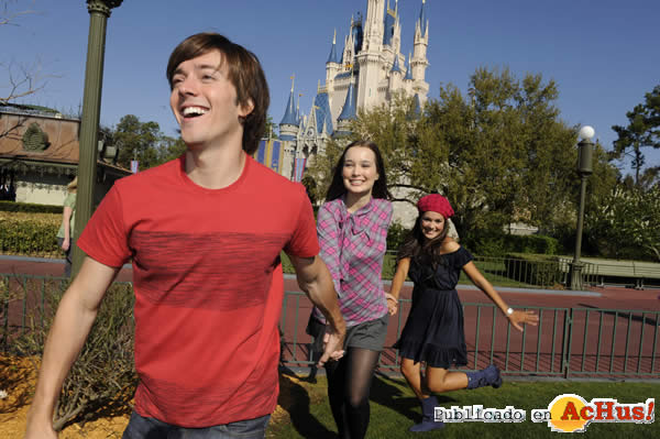 /public/fotos2/Roger-Thais-Valeria-Magic-Kingdom.jpg