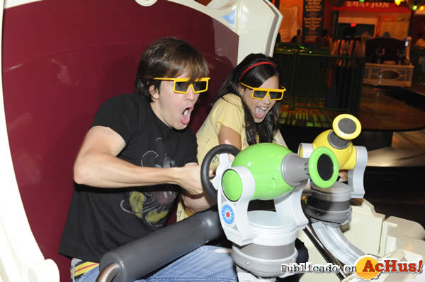 /public/fotos2/Roger-y-Valeria-en-Toy-Story-Mania.jpg