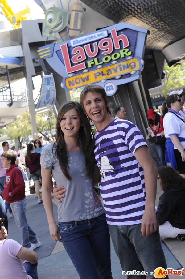 /public/fotos2/Santiago-Paulina-Monsters-Inc-Laugh-Floor.jpg