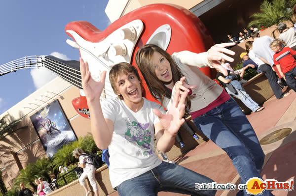 /public/fotos2/Santiago-y-Paulina-frente-a-Rock-n-Roller-Coaster.jpg