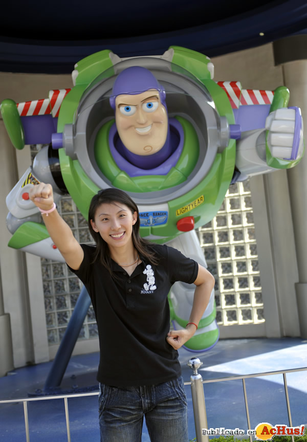 /public/fotos2/Volleyball-player-Li-Juan-poses-as-Buzz-Lightyear.jpg