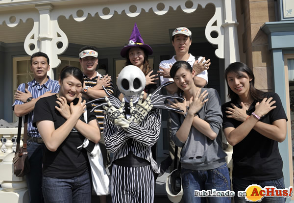/public/fotos2/Volleyball-player-Wang-Yimei-dances-with-Jack-Skellington.jpg