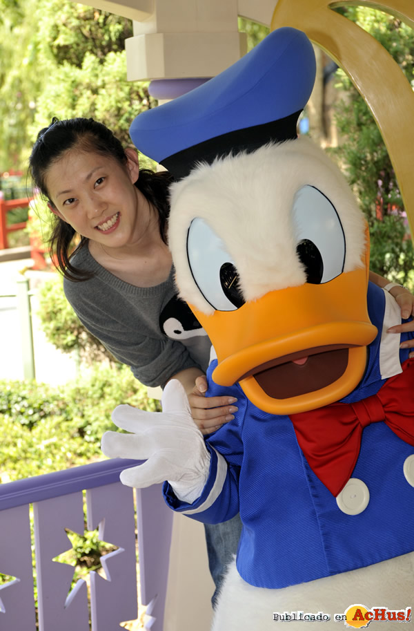 /public/fotos2/Xue-Ming-enjoys-her-moments-with-Donald-Duck.jpg