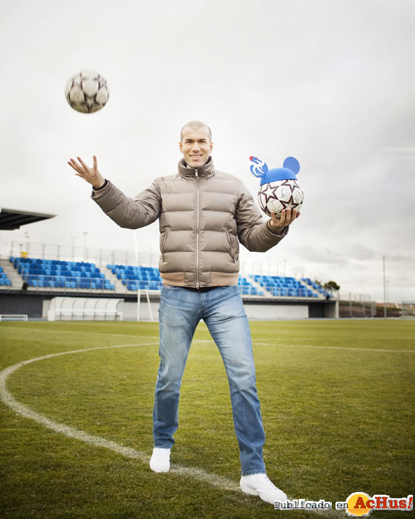 /public/fotos2/Zinedine-Zidane-Mickey-mis-orejas-y-yo.jpg
