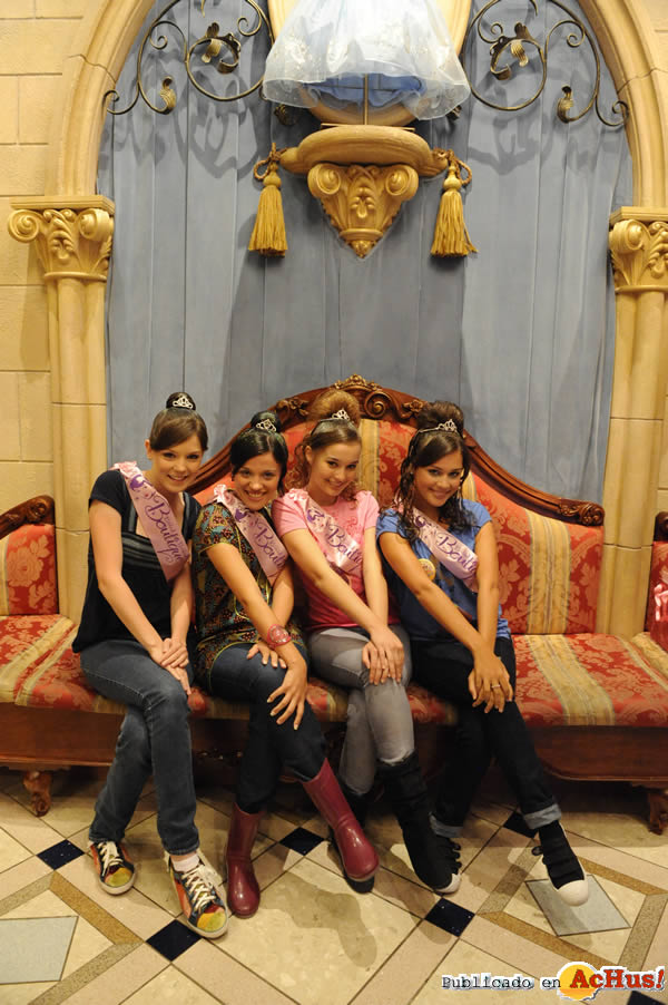 /public/fotos2/chicas-Disney-Channel-Latino-en-Bibbidi-Bobbidi-Boutique.jpg