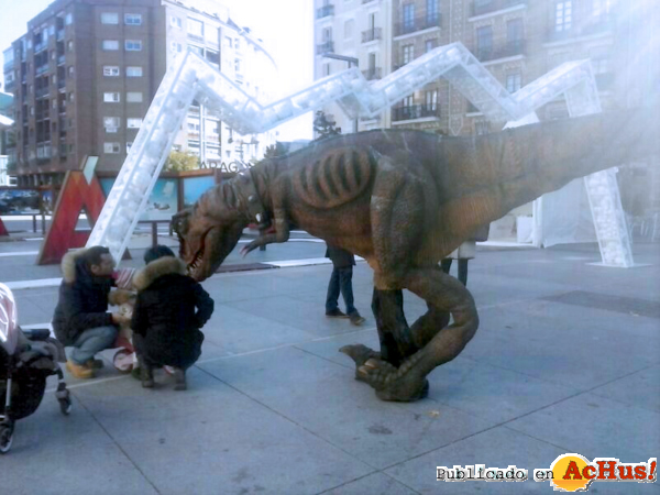 /public/fotos2/dinosaurio-en-movimiento-Madrid-21112013.jpg